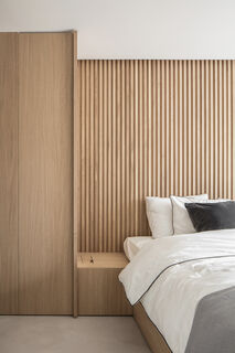 slaapkamer met bedhoofdeinde in houten latten